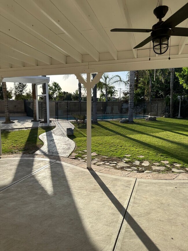Building Photo - Two story home in Bakersfield