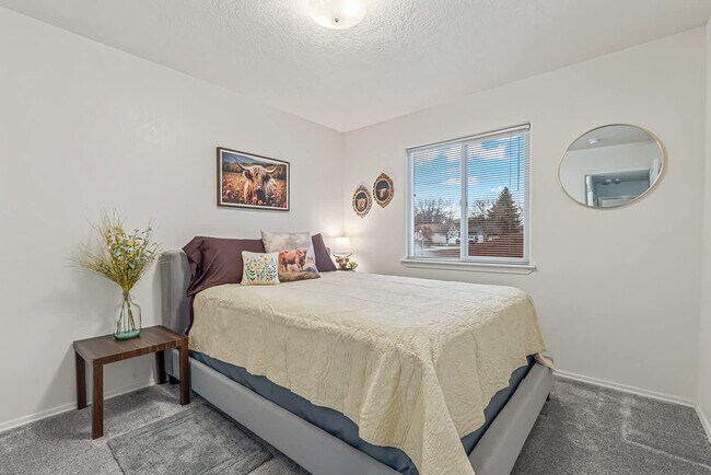 Building Photo - 727 W Clark Ave