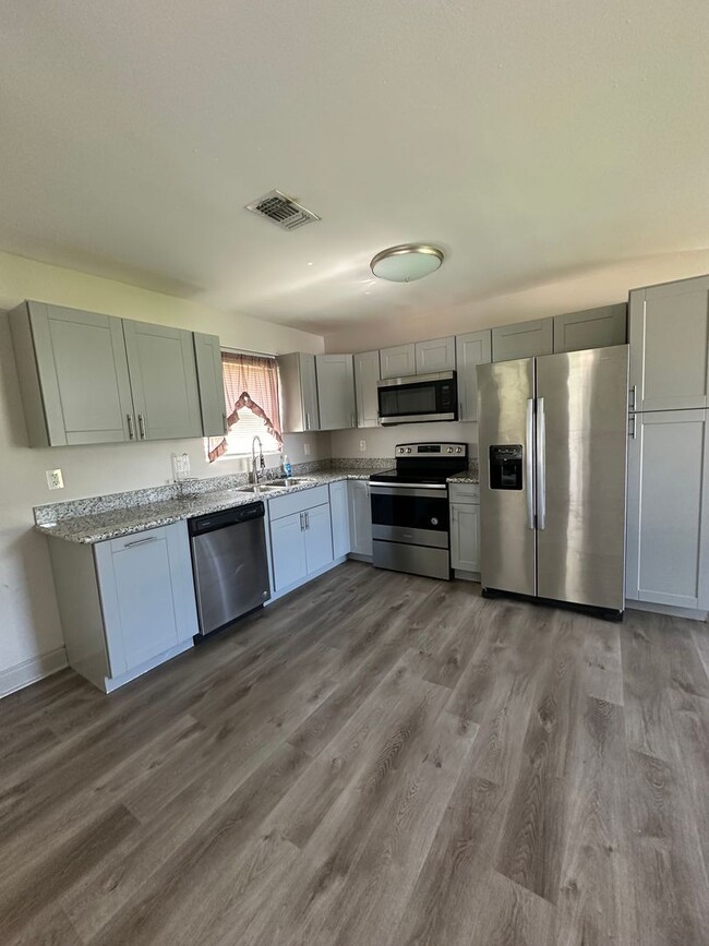 Building Photo - 1406 Memory Ln