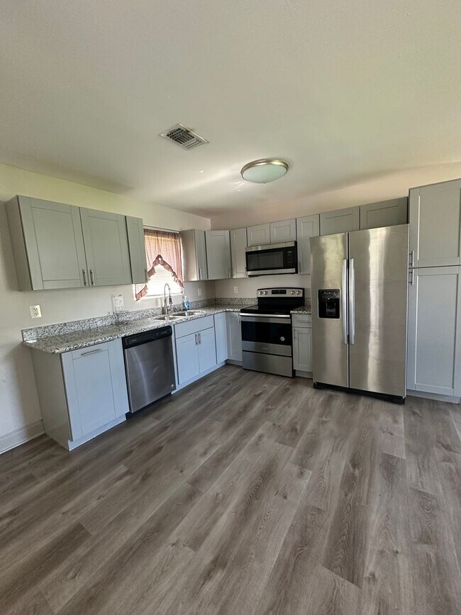 Building Photo - Like New 3 Bedroom 2 Bathroom Home