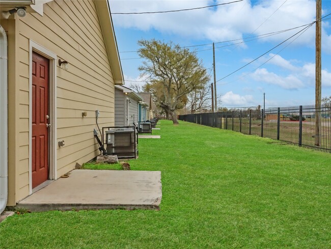 Building Photo - 7501 Blue Jay Dr