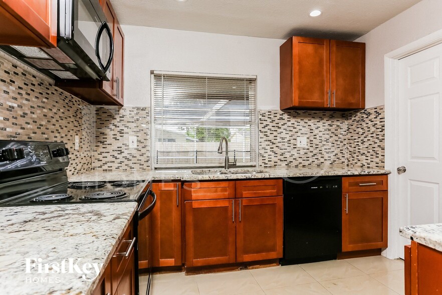 Building Photo - 7560 Venetian St