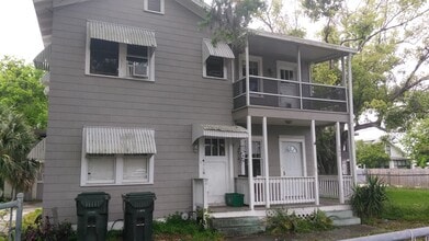 Building Photo - Charming 2-Bedroom Apartment Near Downtown...