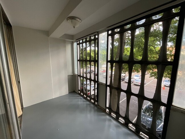 Building Photo - Spacious RiverPark 1 bedroom located near ...