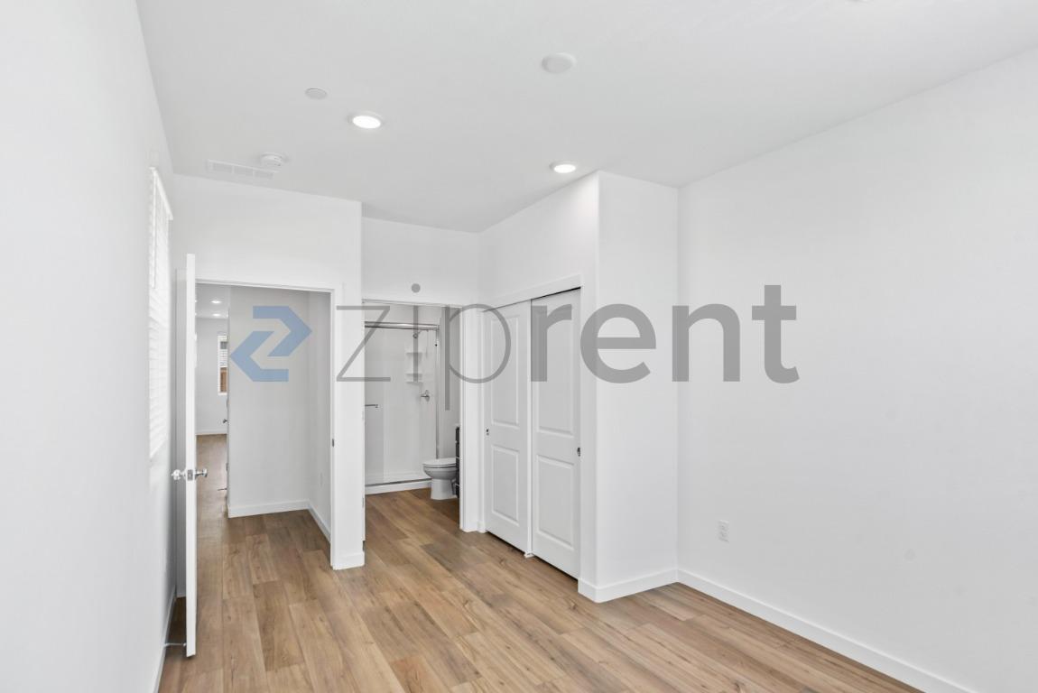Building Photo - Unit