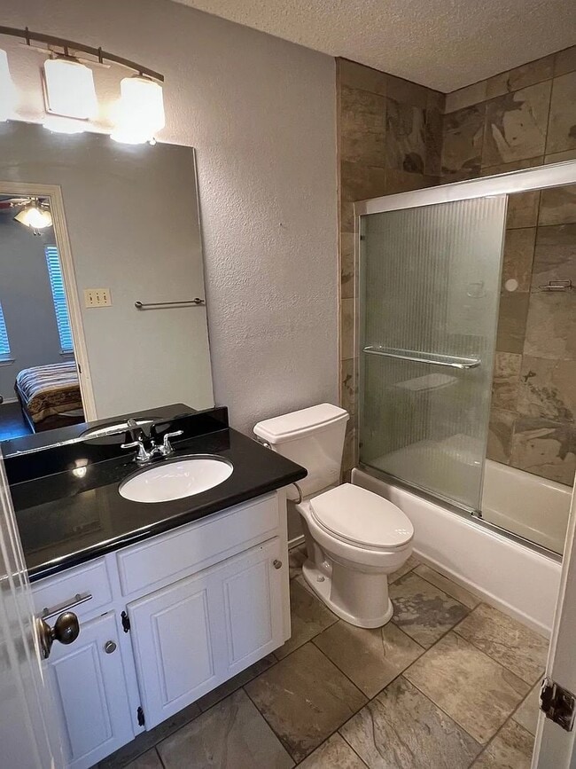 Building Photo - Updated condo at Cobblestone, closet to Campus!