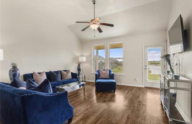 Living Area - 758 Lakeshore Village Dr