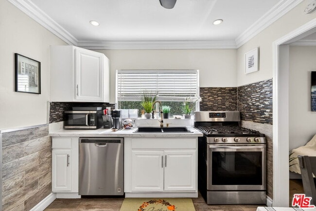 Building Photo - 1200 Tamarind Ave