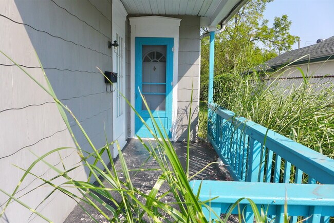 Front Porch - 106 S Clay St