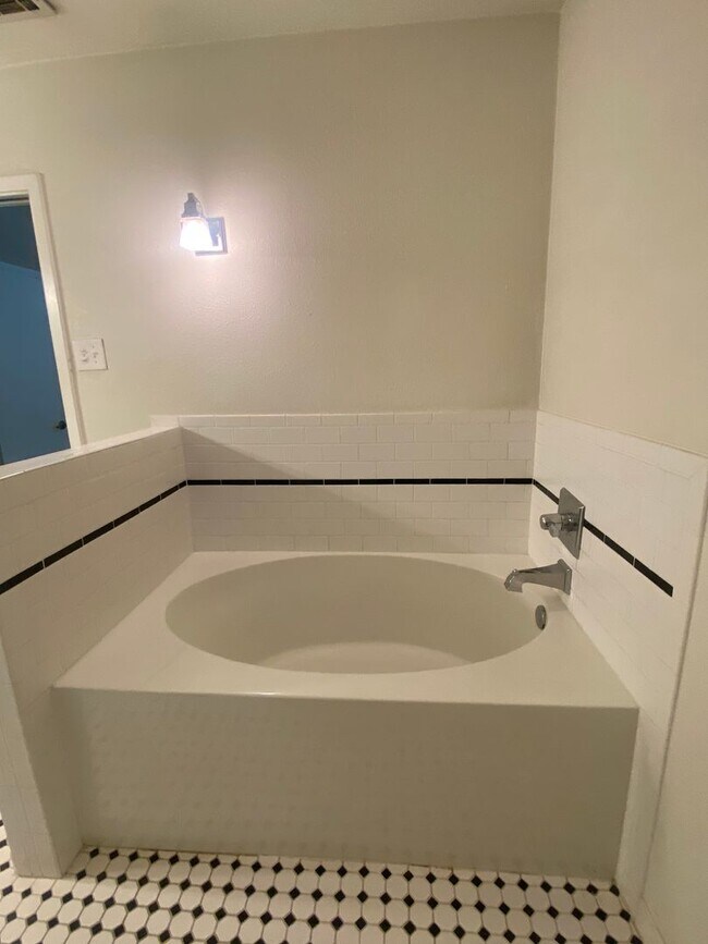 Building Photo - 4 BEDROOM WITH POOL