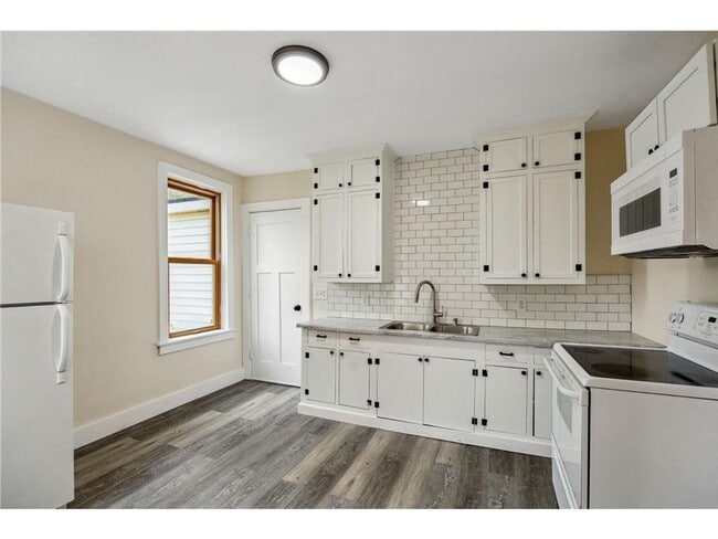 Building Photo - 438 3rd Ave E