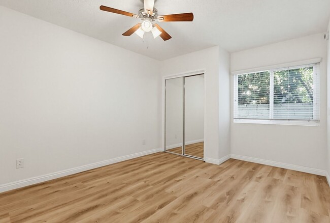 Building Photo - 537 E Hyde Park Blvd