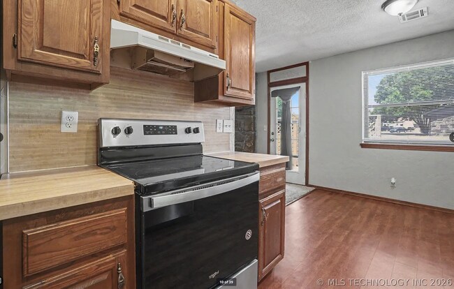 Building Photo - Charming 3-Bed Jenks Home Near Tulsa Hills – Large Corner Lot!