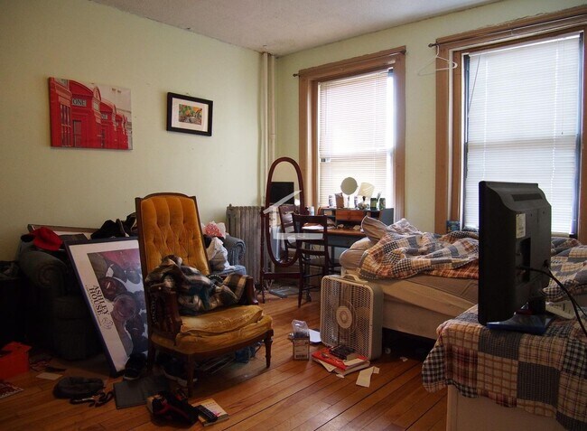 Building Photo - Great four bed, two bath, laundry in unit, heat included