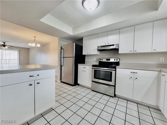 Building Photo - 706 SE 13th Ct