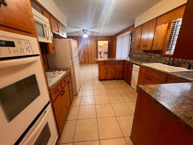 Building Photo - 6709 Sandpiper Dr