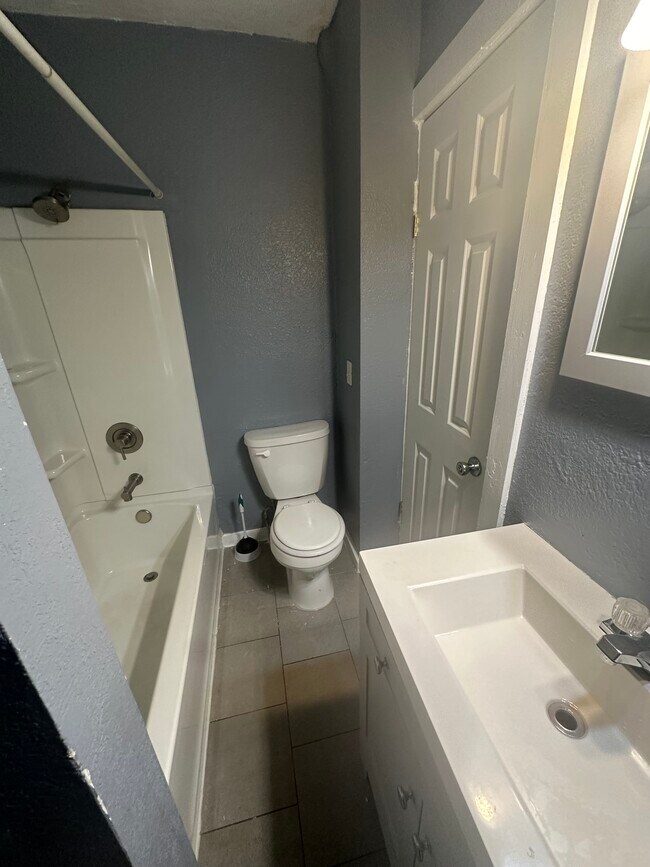 Toilet and shower - 4653-2 Bryant Ave N