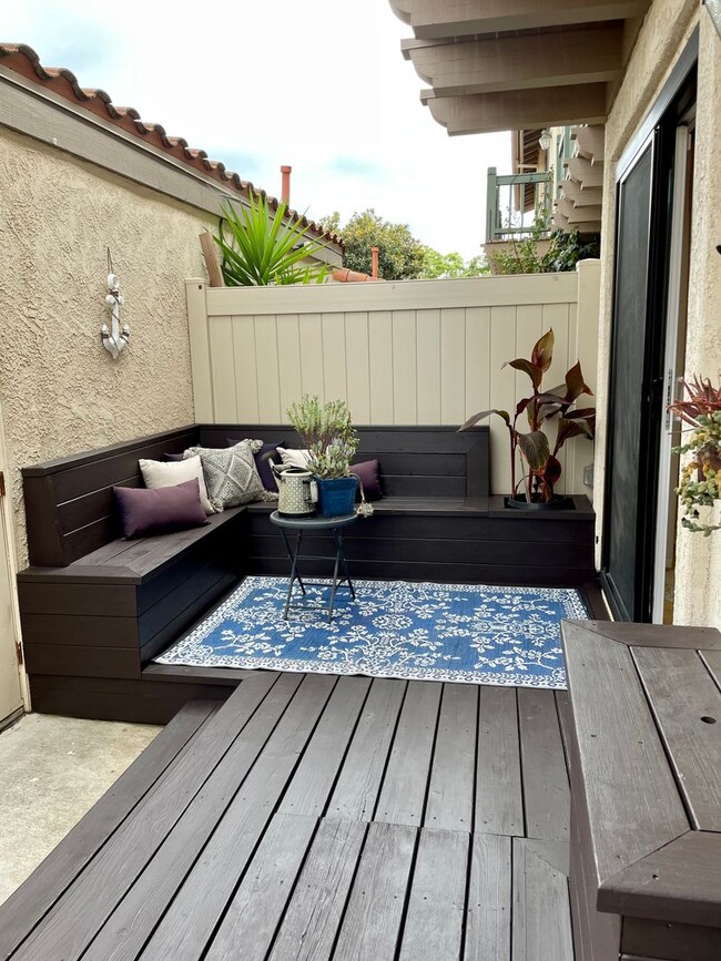 Building Photo - Spacious 3 Bedroom 2.5 Bath Townhouse in C...