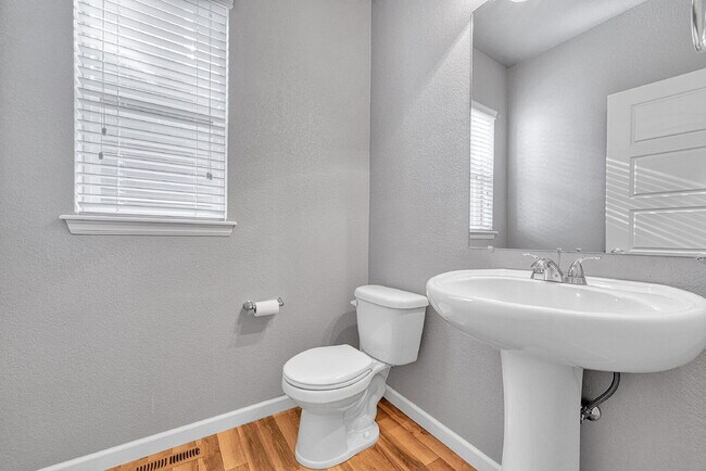 Building Photo - $2,950.00 - 3 Bedrooms, 2.5 Bathrooms, Single Family Home in Circle Rock with Cozy Fireplace!