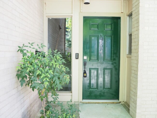 Primary Photo - 962 S Weatherred Dr