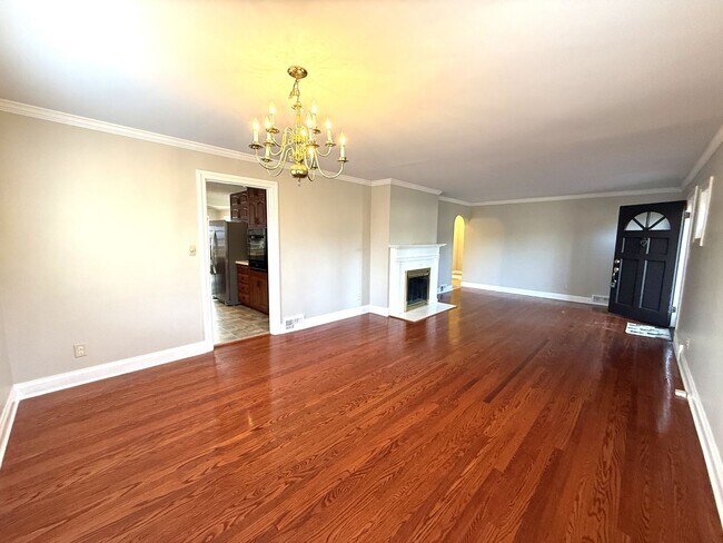 Building Photo - Spacious 3 Bedroom 2 Bath Home