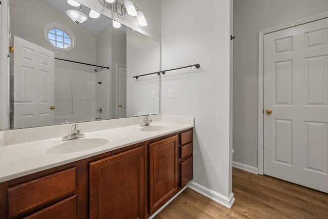 Building Photo - Beautifully Renovated Home in Worthington Place