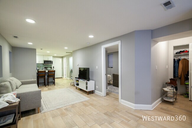 Building Photo - 1924 N Honore St