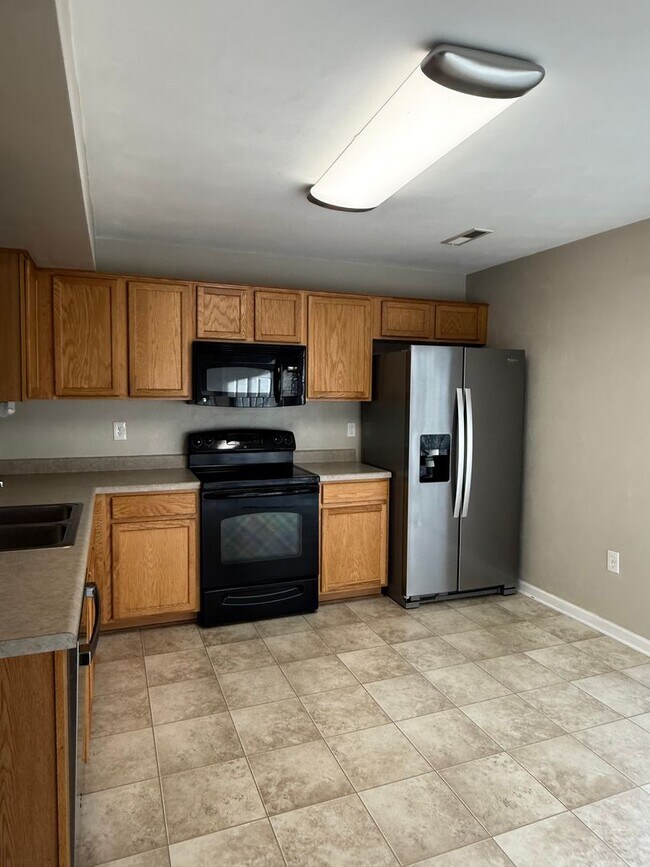 Building Photo - 160 Gretchen Ct