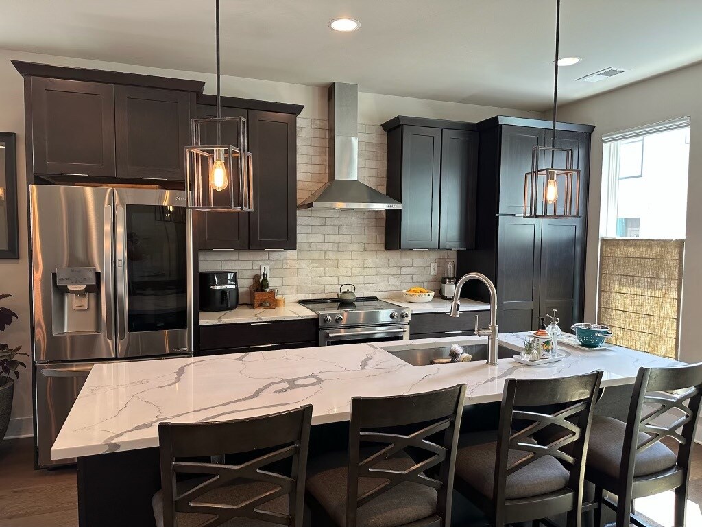 Large kitchen and island - 1547 Duckworth Ave