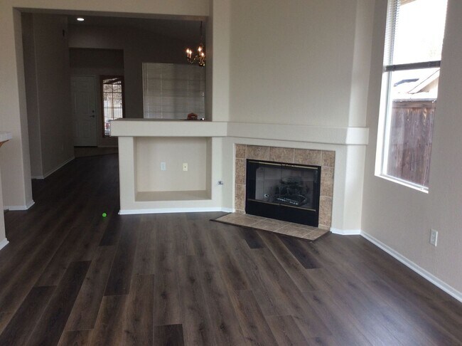 Building Photo - 3 Bedroom 2 bathroom Home in Corona