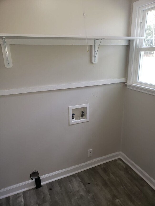 Building Photo - NEWLY RENOVATED DUPLEX UNIT