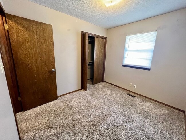 Building Photo - AVAILABLE NOW!