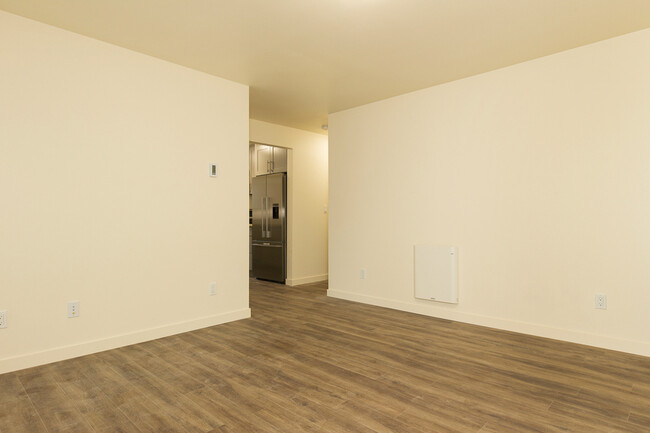 Building Photo - Modern 2 Bed, 1 Bath Apartment in the Hear...