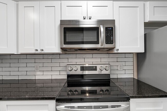 Building Photo - Crown Moulding********* Renovated 3 Bedroom 2 Bath********* Granite Countertops