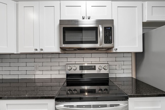 Building Photo - Discover Your Dream Apartment: Renovated 3-Bedroom, 2-Bath Apartment