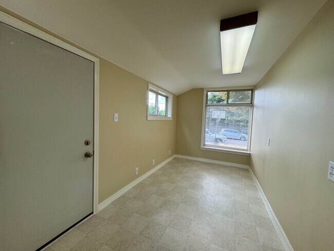 Building Photo - Charming rambler 2 bed 1 bath and office s...