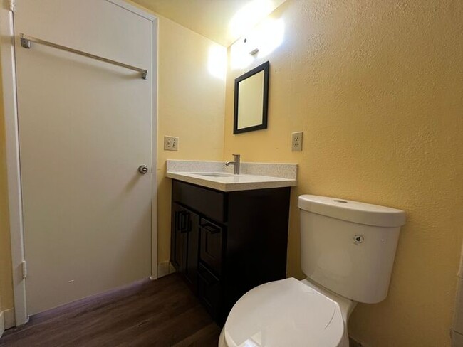 Building Photo - Freshly remodeled 2-bedroom, 1-bath unit!