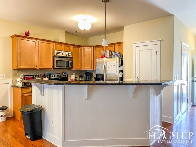 Building Photo - Gorgeous Townhouse in Grey Fox Run