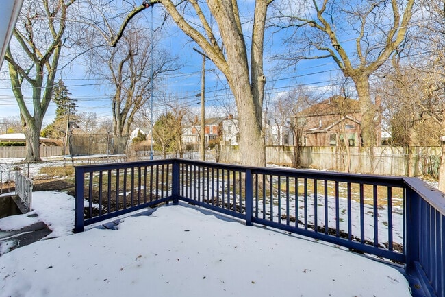 Building Photo - 1006 Devon Ave