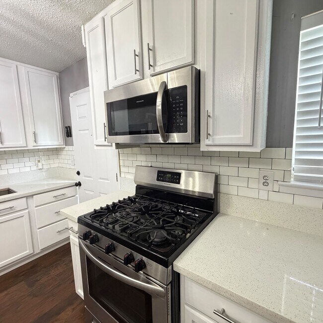 Building Photo - 728 Amity Ln