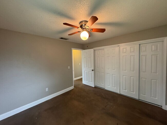 Building Photo - Lovely 3 Bedroom, 2 Bathroom Home in the Heart of Deltona!!