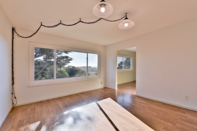 Building Photo - Light filled home+ Pet Friendly + Deck+ Lo...