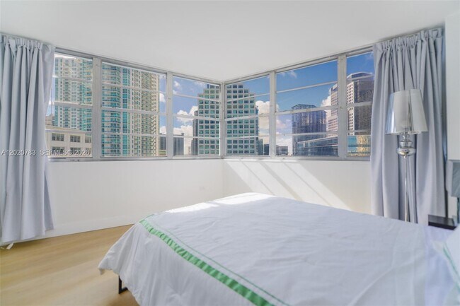 Building Photo - 801 Brickell Bay Dr