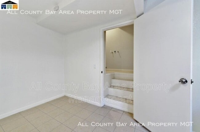 Building Photo - 2462 Taylor Ave
