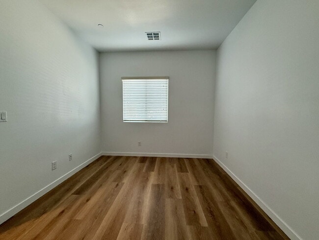 Building Photo - 4 BED, 2.5 BATH, 2 CAR-GARAGE, TWO-STORY, SINGLE FAMILY HOME FOR