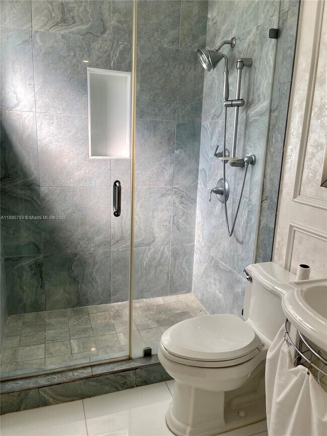 Building Photo - 9456 SW 77th Ave