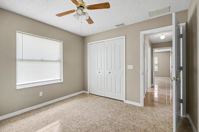 Building Photo - Charming Rental on Quiet Cul-de-Sac!