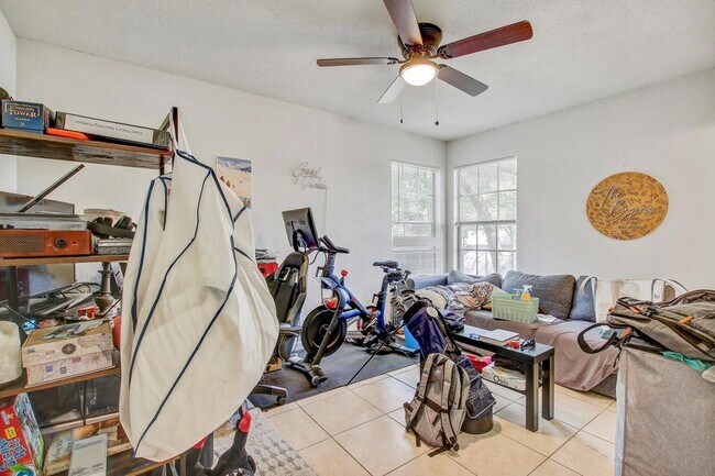 Building Photo - 3317 S Oak Dr