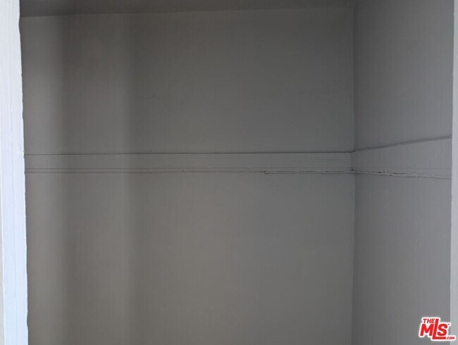 Building Photo - 634 S Gramercy Pl