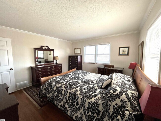 Building Photo - 1671 Hogback Mountain Rd